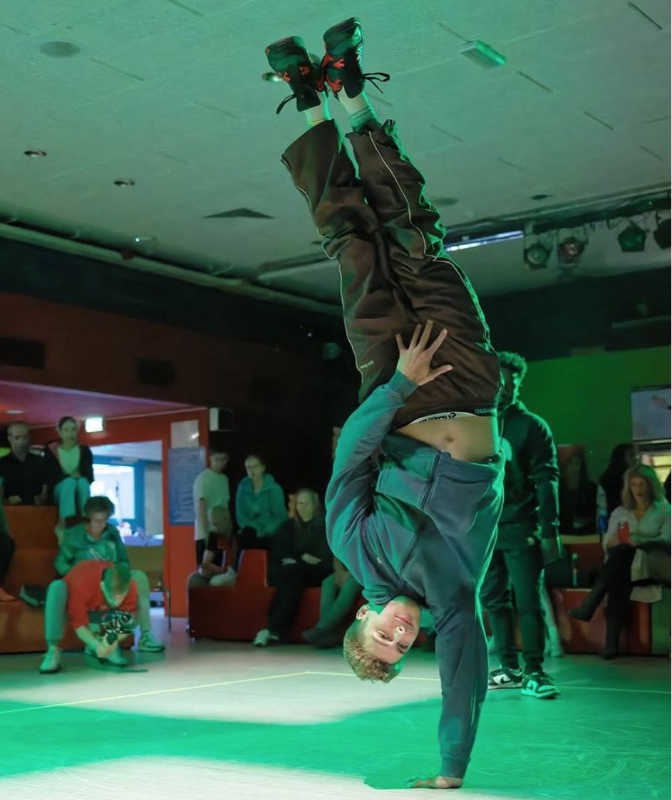 Bonne in actie met een breakdancebeweging